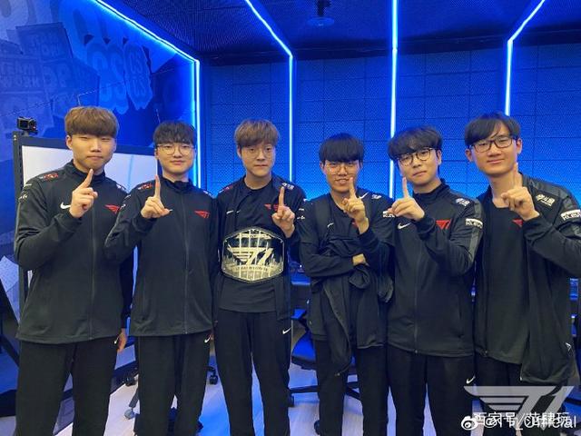 综合消息：瑞士选手摘赛会首金中国队首金出自武术