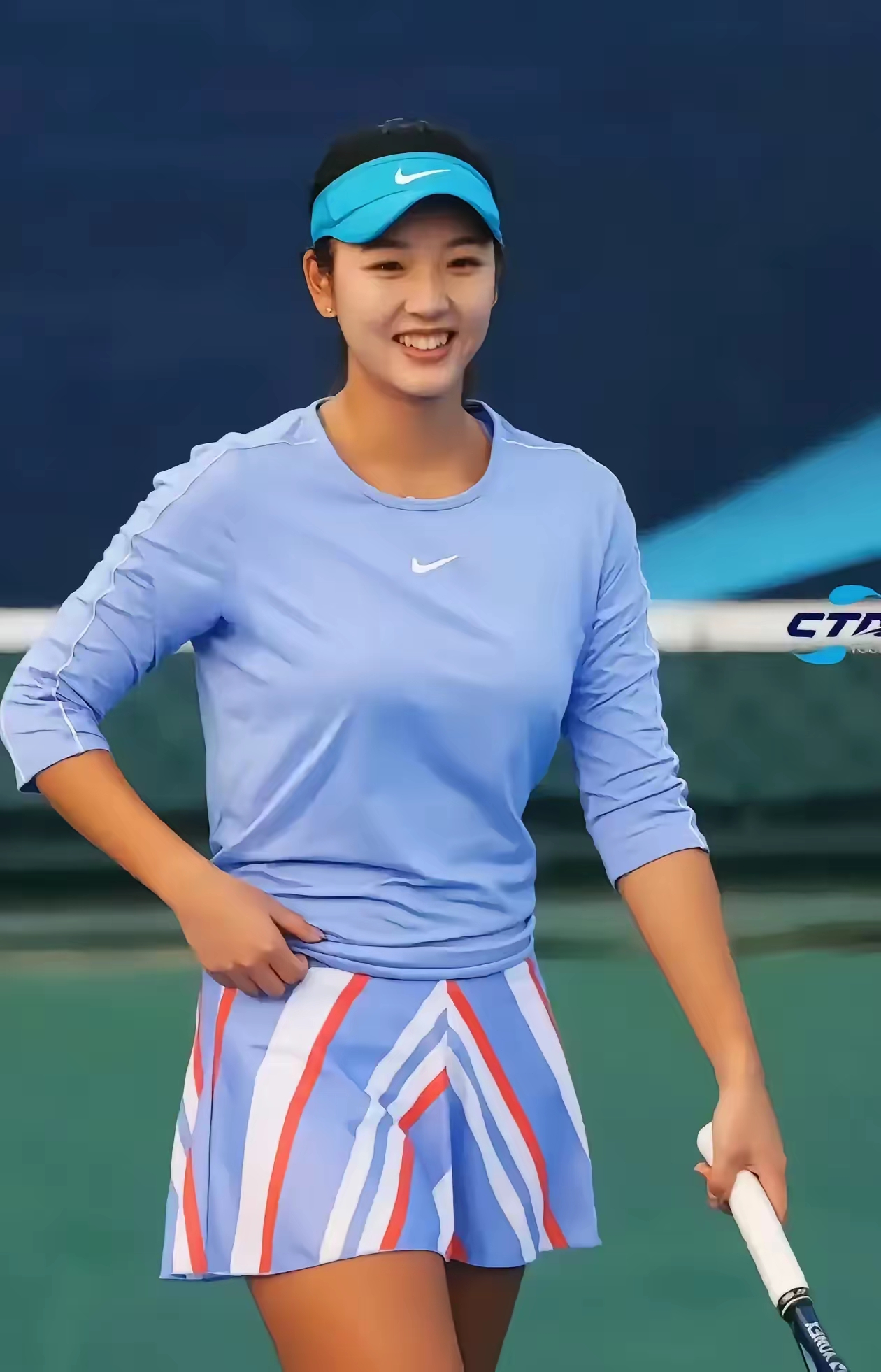 现出色